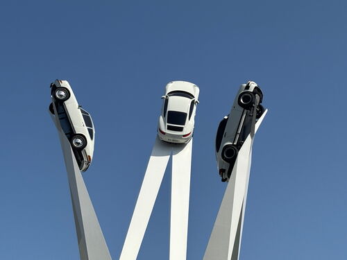 "Himmelsritt"<br>(Skulptur vor Porsche-Museum in Stuttgart, Aug. 2025)