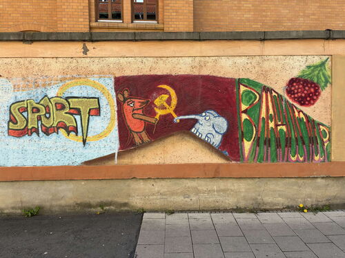 "Kinder-Kommunisten"<br>(Wand-Graffiti in Jena, April 2025)