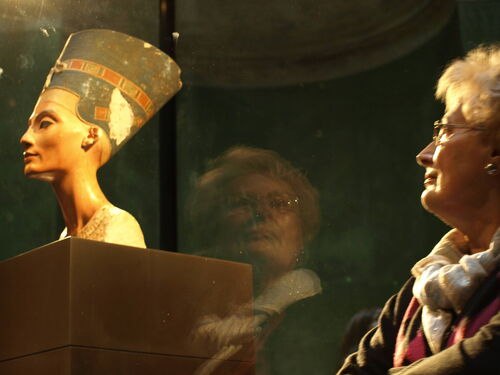 "Schönheitswettbewerb: Stress für Nofretete"<br>(Neues Museum Berlin, Okt. 2009)